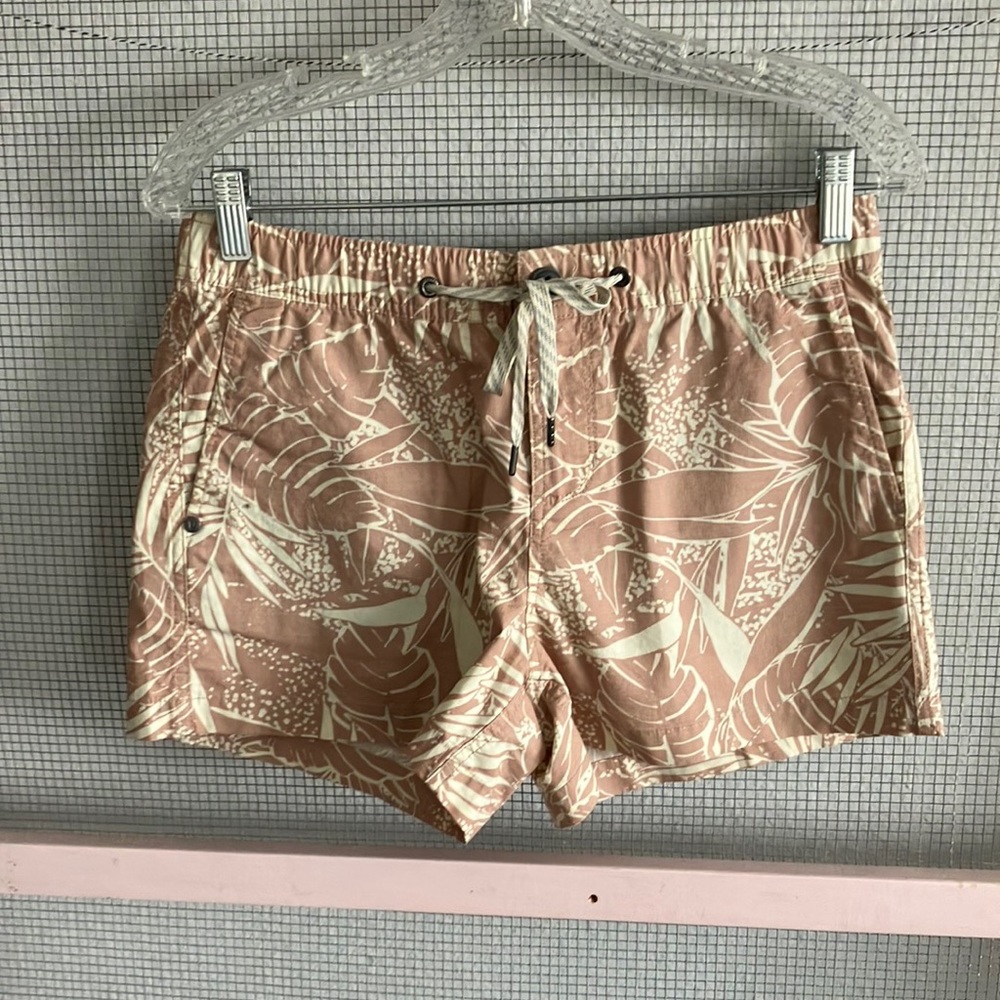 Vuori shorts size small like new condition